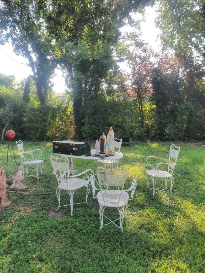 Manoir En Crau Hotel Arles Exterior foto