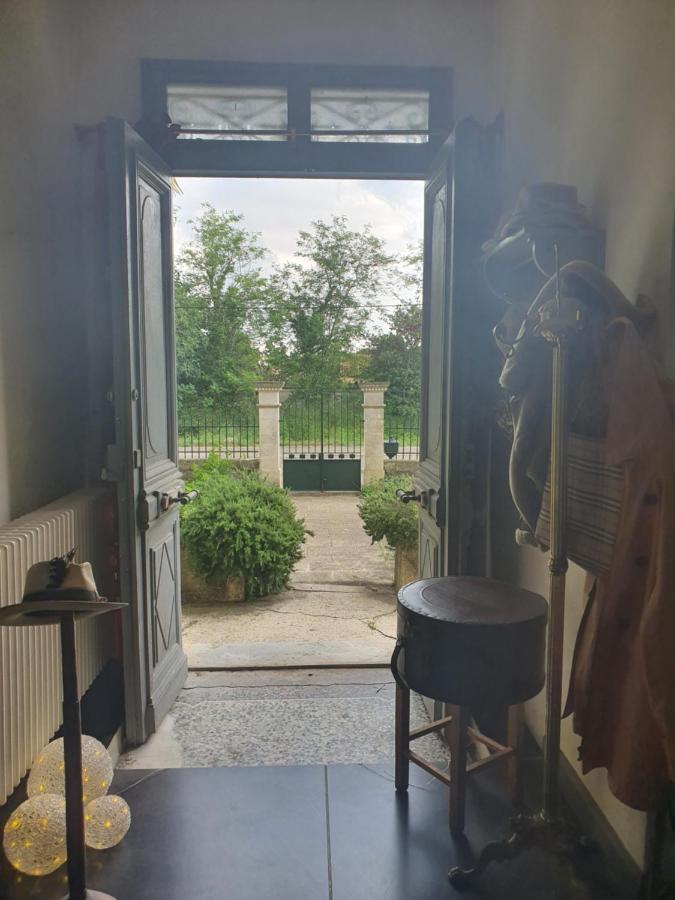 Manoir En Crau Hotel Arles Exterior foto
